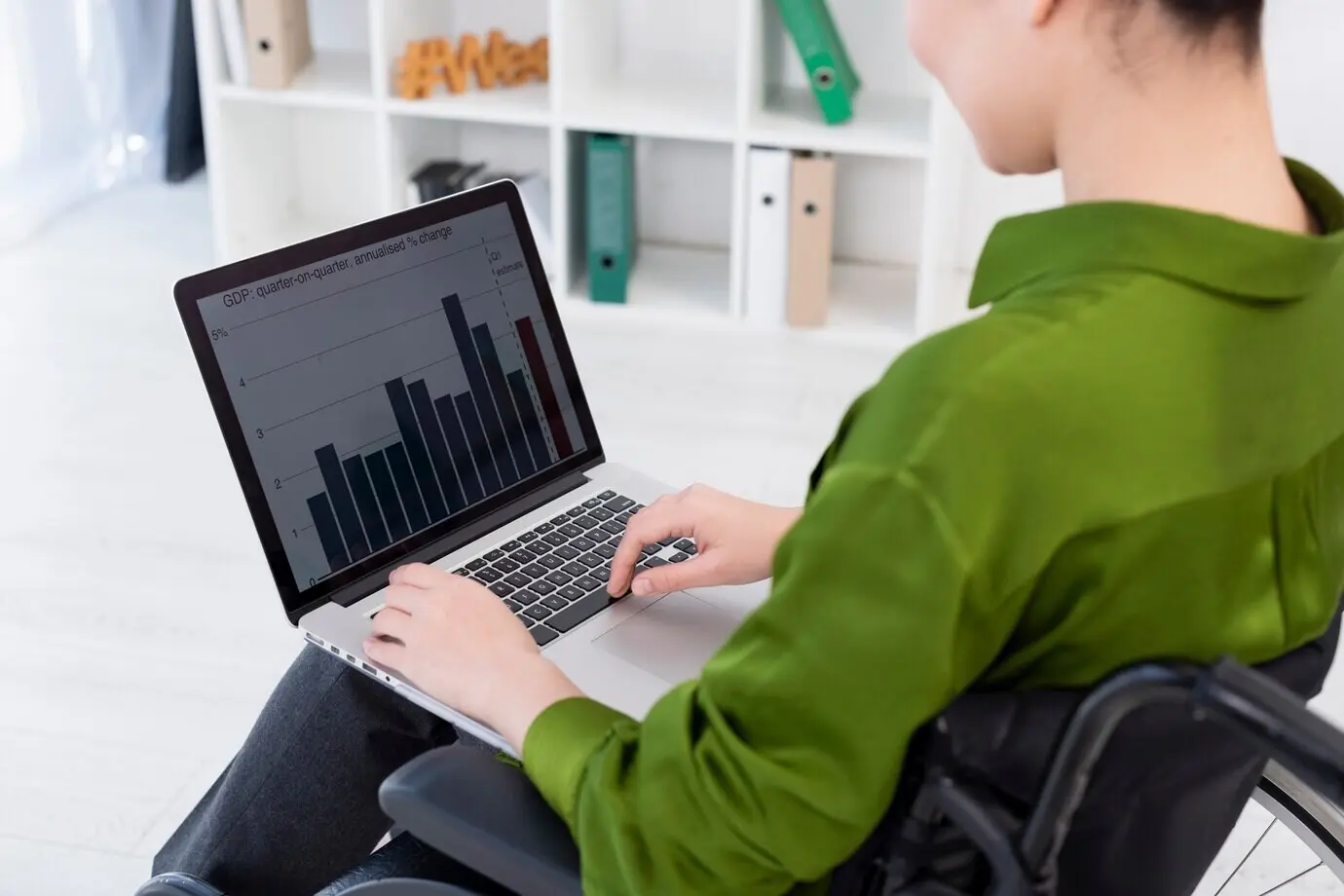 Крупный план женщины, работающей за ноутбуком