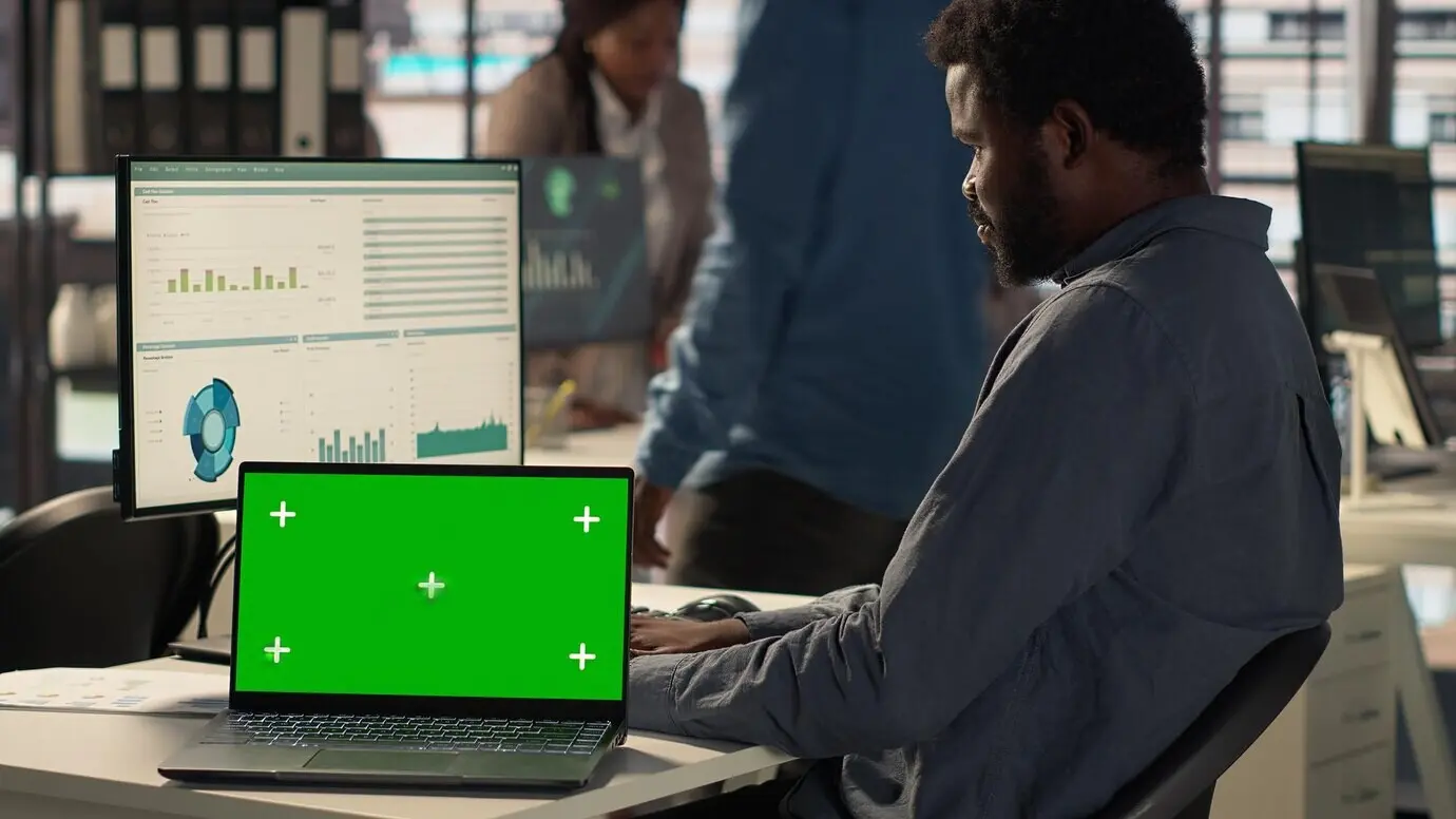 Мужчина-генеральный менеджер смотрит на макет экрана и решает задачи.