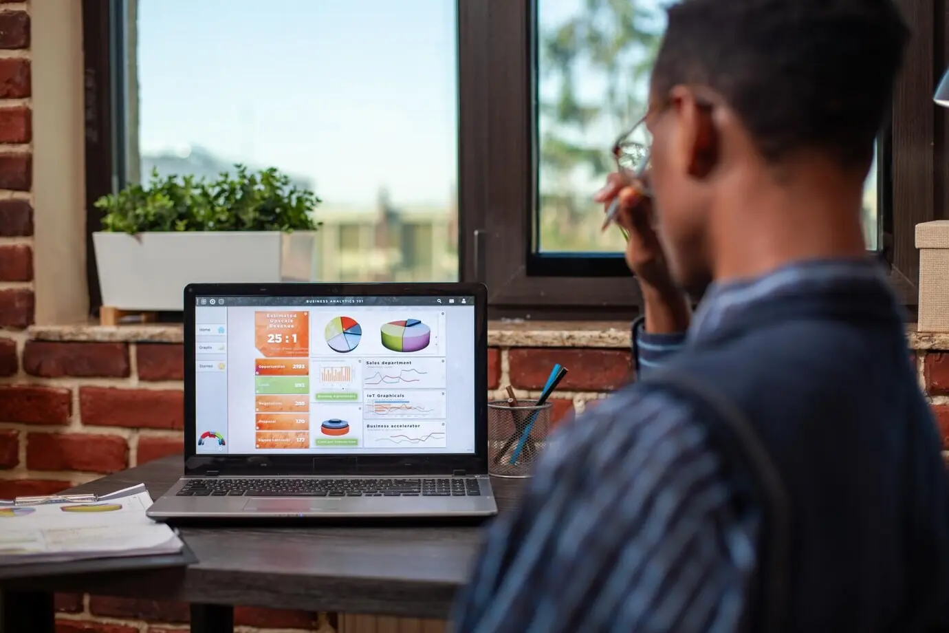 Сотрудник смотрит на бизнес-аналитику.